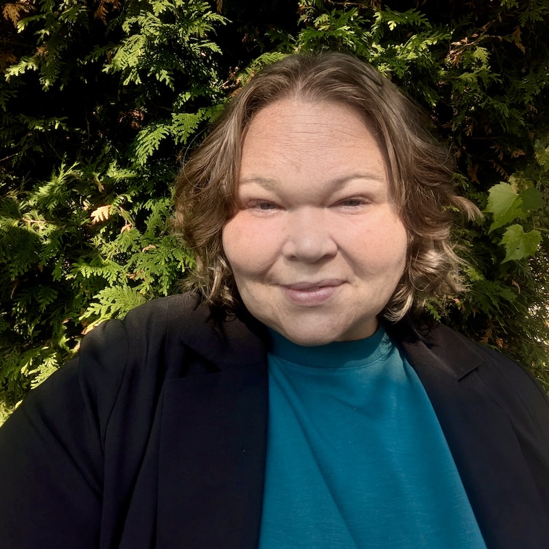Portrait photo of Heather Ray.